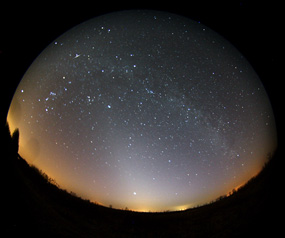 Zodiakallicht, Milchstraße und Iridium Flare über dem Westhavelland